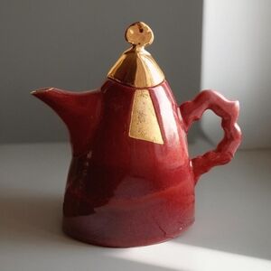 Théière rouge et lustrage à l'or en porcelaine faite par Pauline Pelletier